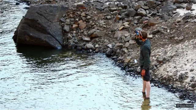 అష్టకష్టాలు పడి కొండదిగిన పావెల్ వెంటనే నదిలో నీరు తాగి, చెట్టు కింద సేదతీరి ప్రాణాలు దక్కించుకున్నారు