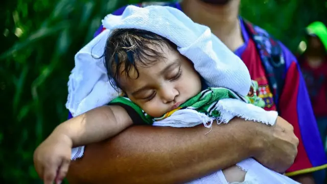 Niño en la caravana de migrantes