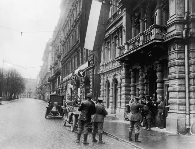 квітень 1918 року