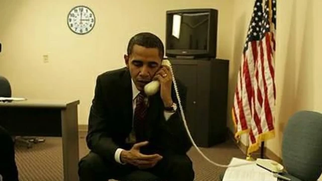Cette photo de Barack Obama a circulé en 2008, mais elle est fausse - l'horloge est un indice, une référence à une publicité télévisée d'Hillary Clinton selon laquelle il fallait décrocher le téléphone à 15 heures.