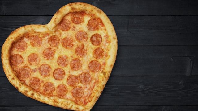 Pizza con forma de corazón.