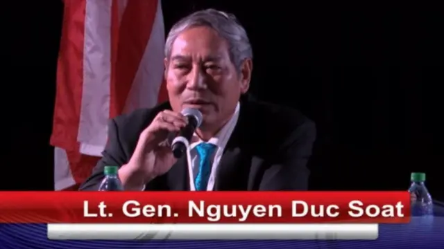 Trung tướng Nguyễn Đức Soát dẫn đầu đoàn lính phi công Việt Nam tại buổi giao lưu - hình ảnh chụp từ video tường thuật trực tiếp của Tổ chức Bảo tàng USS Midway