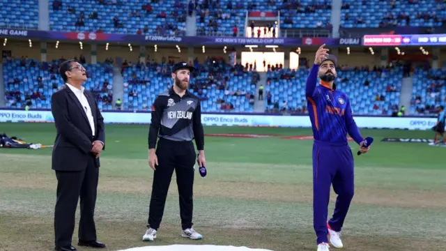 விராட் கோலி டாஸ் சுண்டும் காட்சி