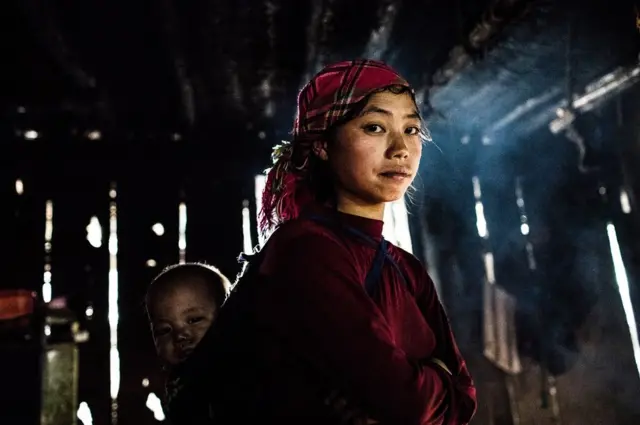 Mi's sister-in-law with her child