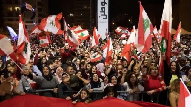 متظاهرون في لبنان احتجاجا على تردي الأوضاع الاقتصادية
