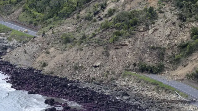 Jalur kereta api yang terputus oleh longsor akibat gempa di Kaikoura, Selandia Baru, yang di beberapa tempat juga mengakibatkan tsunami kecil.