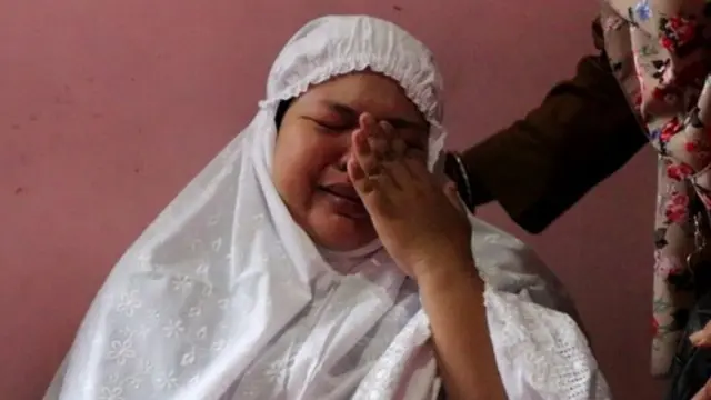 Nyina wiwe, Dewi Surya, avuga ko batashobora kuriha ideni bari bafitiye ivyo bitaro