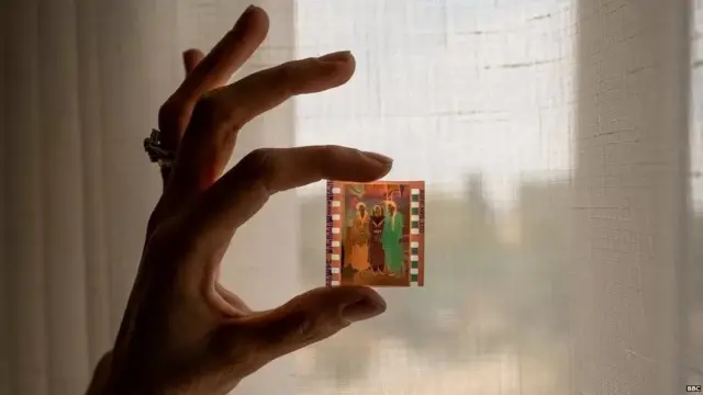 1970년대 아프가니스탄의 모습을 찍은 네거티브 필름을 들고 있는 파란다