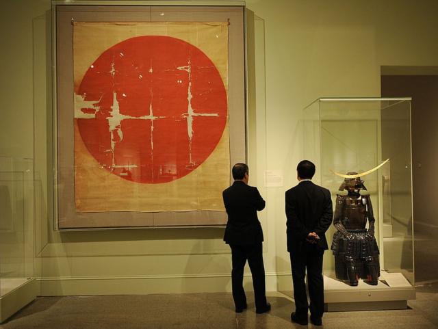 Bandeira histórica japonesa do siglo XVI ao ladocassino online que pagaum samurai da armadura na exibição "A arte do samurai: armas e armaduras japonesas, 1156-1868"cassino online que paga2009 no Metropolitan Museum of Artcassino online que pagaNueva York.