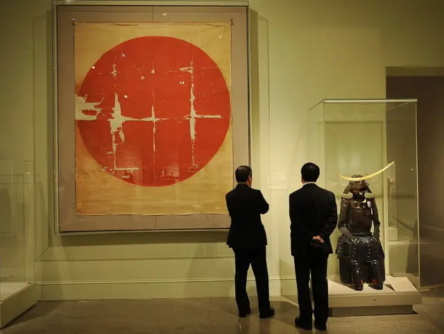 Bandeira histórica japonesa do siglo XVI ao ladojogos de cassino para ganhar dinheiroum samurai da armadura na exibição "A arte do samurai: armas e armaduras japonesas, 1156-1868"jogos de cassino para ganhar dinheiro2009 no Metropolitan Museum of Artjogos de cassino para ganhar dinheiroNueva York.