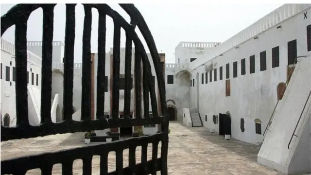 Oju ọna ti awọn ẹru n gba wọ ọkọ oju omi