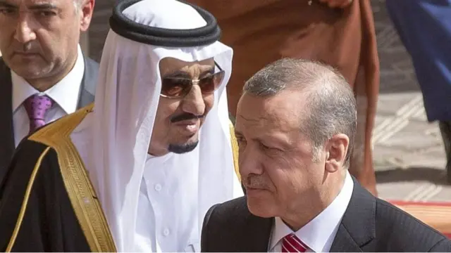 ২০১৫ সালে প্রেসিডেন্ট এরদোয়ানের রিয়াদ সফরের সময় তাকে অভ্যর্থনা জানাচ্ছে সৌদি বাদশাহ সালমান। গত পাঁচ বছরে দুই দেশের সম্পর্ক তলানিতে এসে ঠেকেছে