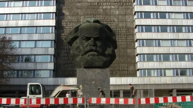 Tượng Marx tại thành phố Chemnitz mà thời Đông Đức mang tên ông.