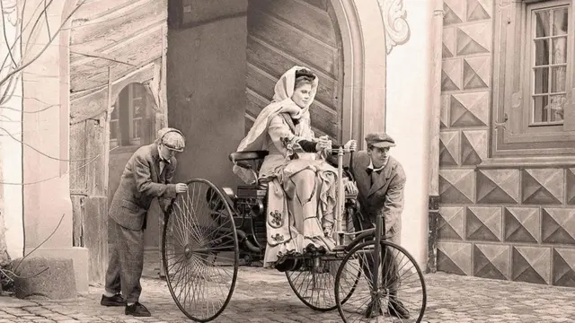 Перший автомобіль