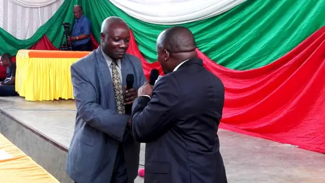 Patrice Ntafatiro (i bubamfu), umwe mu barundi b'abahinga aba muri Canada, ahora eremesha ibiganiro ku guteza imbere ikirundi ari kumwe n'umuvugizi w'umukuru w'igihugu c'u Burundi, Claude Karerwa Ndenzako