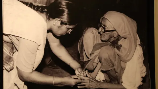 1996ની લોકસભાની ચૂંટણી દરમિયાન અમદાવાદના એક મતદાન મથકની તસવીર