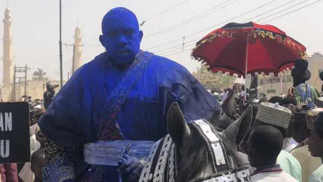 Wani mahayin doki da ya bade fuskarsa da bula a wurin hawan dabar cikar Sarkin Zazzau Shehu Idris shekara 45 a kan karaga