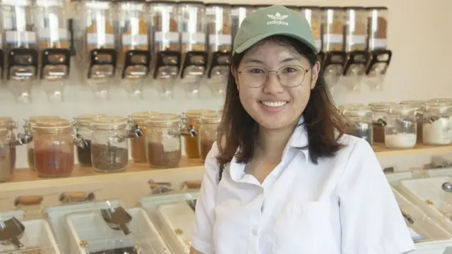 กมลวดี สวัสดีอุม นักศึกษา มศว. ที่มาทำรายงานเกี่ยวกับร้าน