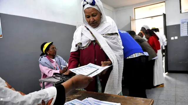 ኣብ ናቑጣ መረጻ ድምጸን ንምሃብ ዝኸዳ ኣደ፡ ናጻ ወረቐት ተነሓናሕቲ ሰልፊታት እናተውሃበን [2010]