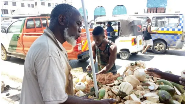 Mzee Mwajita Khamisi husaidiwa na wanawe kufanya biashara hiyo