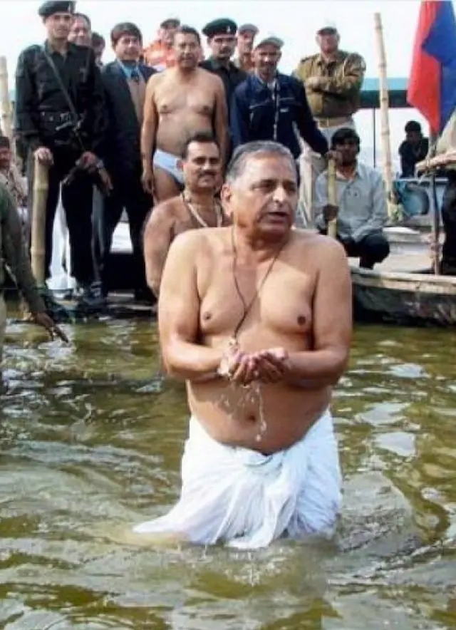 મુલાયમસિંહની ડૂબકી