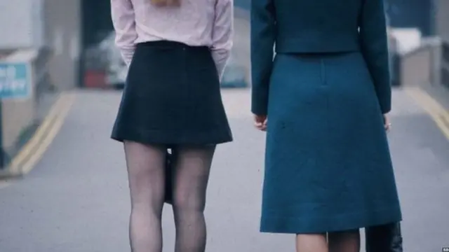 ऑफिस में महिलाओं के लिए कैसे कपड़े ठीक हैं