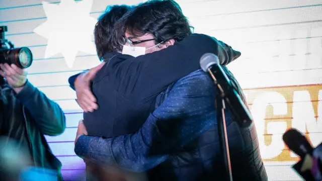 Abrazo entre Boric y Jadue tras las primarias de julio.