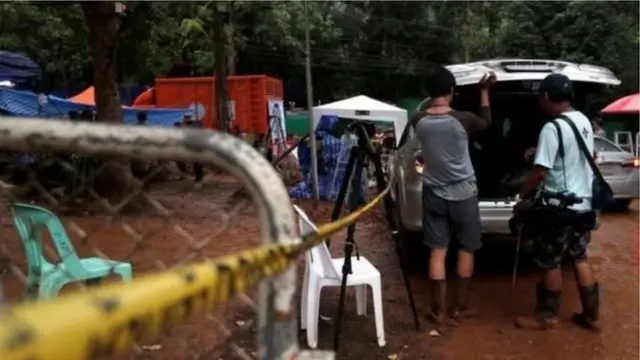 উদ্ধার অভিযানের আগে উদ্ধারকারী দলের সবাইকে রেখে বাকীদের সরিয়ে নেয়া হয়েছে।