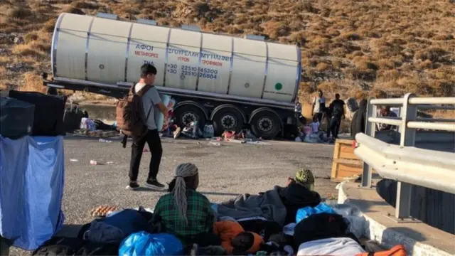 Yangından kurtulanlar çevredeki yollar ve tarlalarda yatıyor