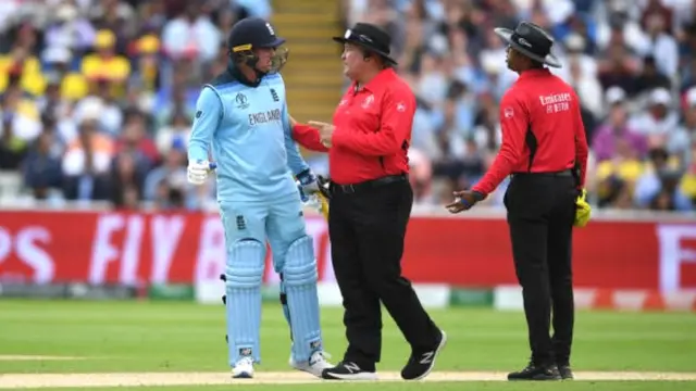 अल्ट्राएज़ में साफ़ दिखा कि गेंद जेसन रॉय के बल्ले से नहीं लगी थी