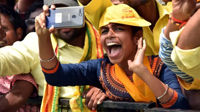 పాలకొల్లులో చంద్రబాబు సభకు హాజరైన యువతి