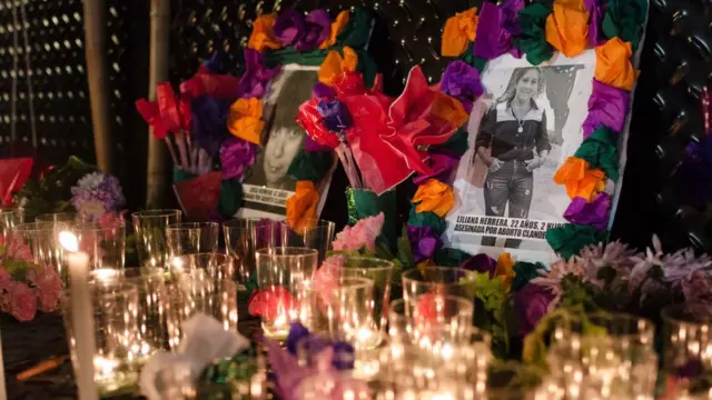 Activistas a favor del aborto crearon un altar para homenajear a las mujeres que fallecieron en su intento de hacerse un aborto ilegal.