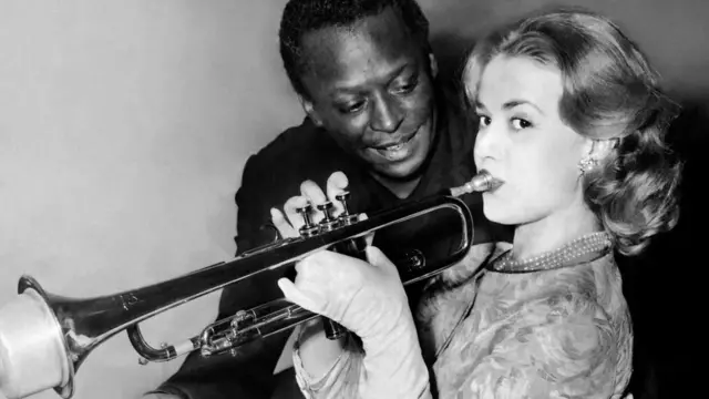 العازف الشهير مايلز ديفيس مع الممثلة جان مورو