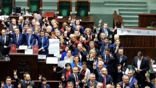 оппозиционные депутаты сейма