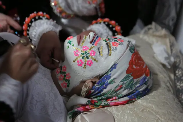 Nakon što je nevestino lice prekriveno „belilom“, slojem bele boje tajnog sastava na njega se nanose šljokice koje će formirati floralne motive. Ovakav vid dekoracije prema nekim mišljenima ima apotropejsku funkciju.