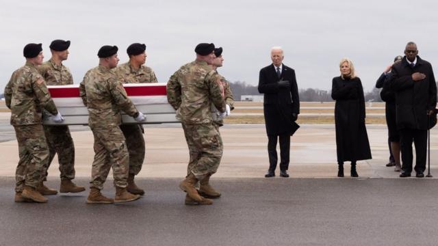 在无人机袭击中丧生的三名美国士兵遗体被运回美国，美国总统拜登和第一夫人出席了接机仪式。
