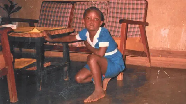 Victoria Uwonkunda foto ya n'akwa akwụkwọ ya n'afo 1987