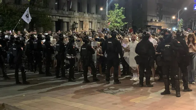 Policijski kordon u centru Beograda tokom noći blokira demonstrante