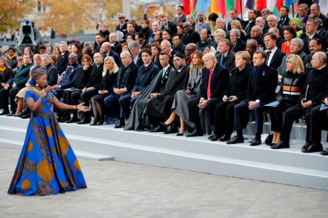 La chanteuse béninoise Angélique Kidjo se produit devant les chefs d'État et de gouvernement qui assistent à une cérémonie à l'Arc de Triomphe à Paris, le 11 novembre 2018, dans le cadre des commémorations marquant le 100e anniversaire de l'armistice du 11 novembre 1918, mettant fin à la Première Guerre mondiale.