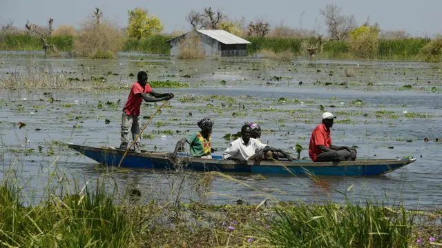 Namoonni biyya keessaa buqqa'an mana barumsaa bishaan lolaa keessa lixee ganda Tong Bentiu keessatti argamu bira yaabbatu.