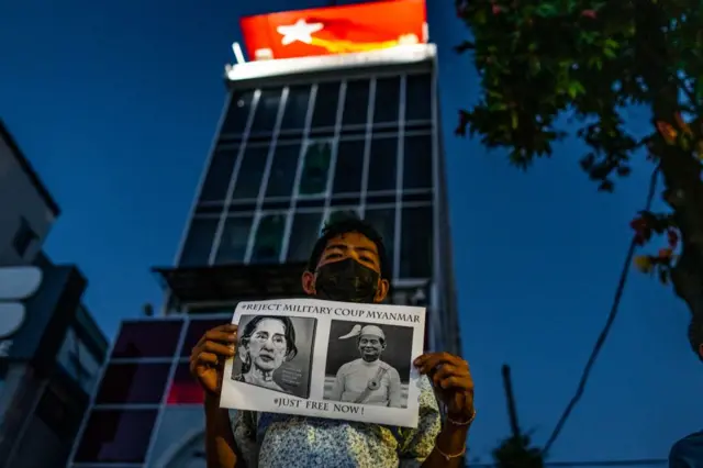 ရန်ကုန်မြို့ NLD ရုံးချုပ်ရှေ့မှာ ဒေါ်အောင်ဆန်းစုကြည်နဲ့ ဦးဝင်းမြင့်လွတ်မြောက်ရေး ဆန္ဒထုတ်ဖော်သူတစ်ဦး (ပုံဟောင်း)