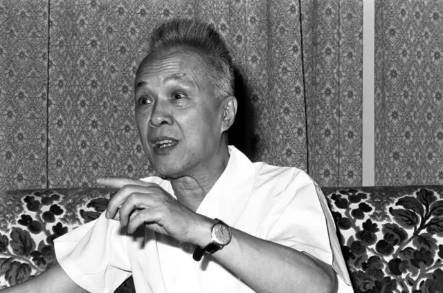 Chân dung ông Nguyễn Hữu Thọ, mặc áo sơ mi trắng, đeo đồng hồ, ảnh chụp năm 1975