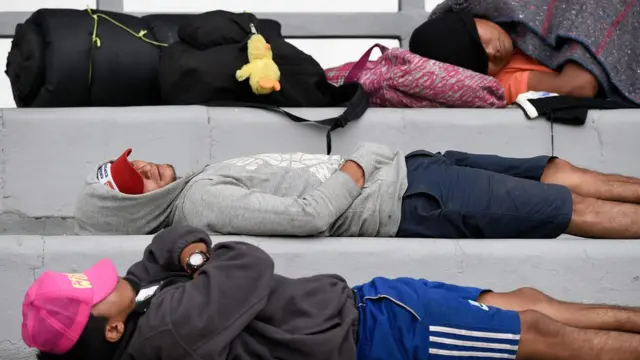 Migranti se odmaraju na stadionu pre nego što nastave ka SAD