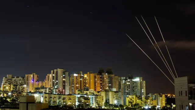 نظام القبة الحديدية الدفاعي في إسرائيل يتصدى لصواريخ من غزة