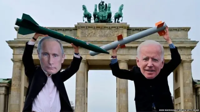 व्लादिमीर पुतिन और जो बाइडन का मुखौटा