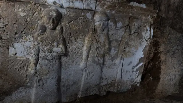 دا لومړی ځل دی چې د دغې دورې اثارو کې د ښځو مجسمې موندل کېږي