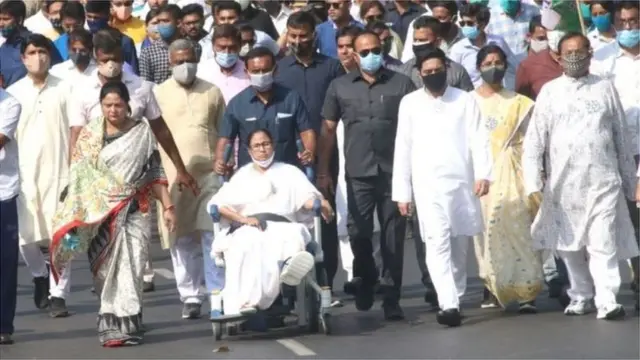 కాలికి గాయం కావడంతో మమతా వీల్ చెయిర్లోనే ప్రచారాలు కొనసాగించారు