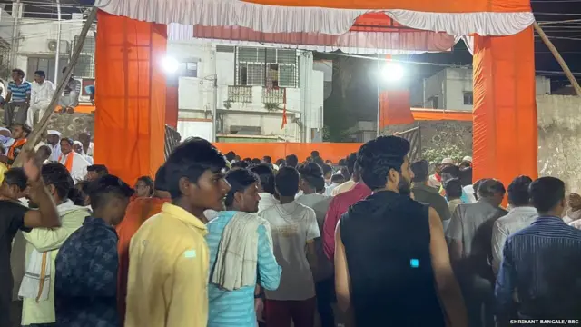 सभेतून बाहेर पडताना तरुण.