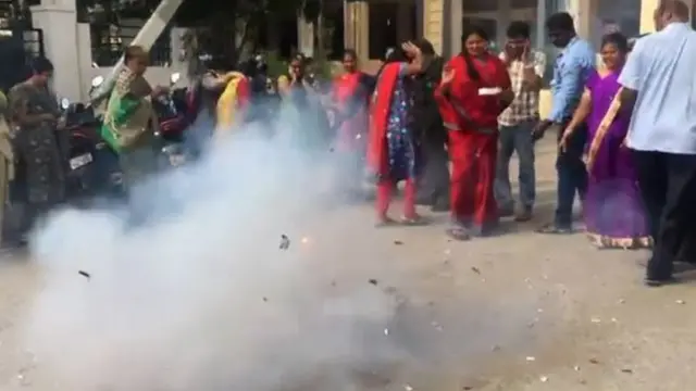 আতসবাজি জ্বালিয়ে আনন্দ উল্লাস করেন অনেকে।