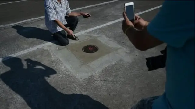 คนถ่ายรูปกับหมุดใหม่